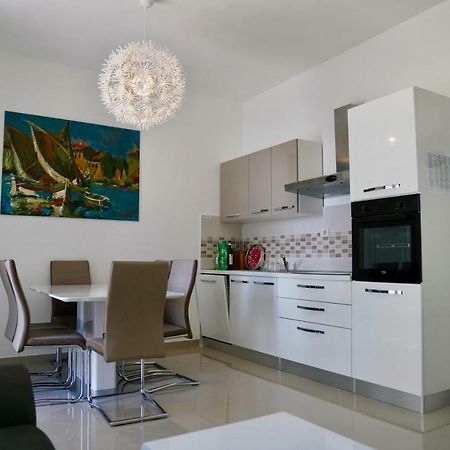 Sesar Apartments Krk - No. 1 Iva Krk Town Eksteriør billede