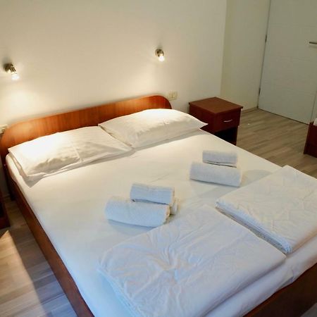 Sesar Apartments Krk - No. 1 Iva Krk Town Eksteriør billede