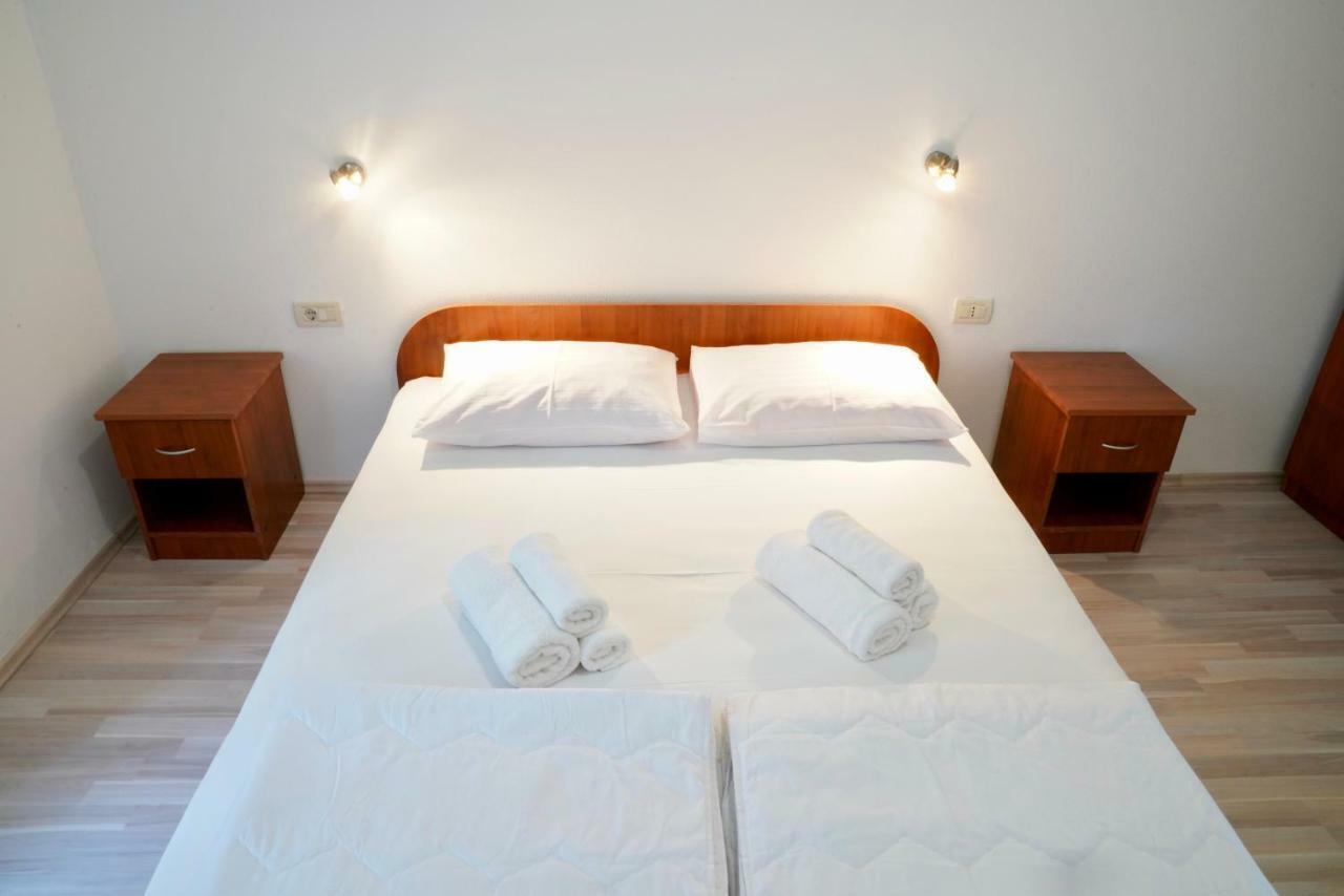 Sesar Apartments Krk - No. 1 Iva Krk Town Eksteriør billede
